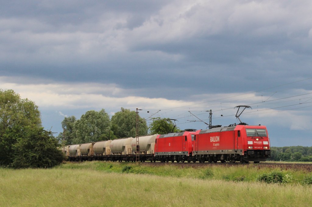 Am 13.Juni 2013 war DBSR 185 245 mit einer Schwesterlok bei Elze(Han) mit einem Silowagenzug auf dem Weg Richtung Gttingen.