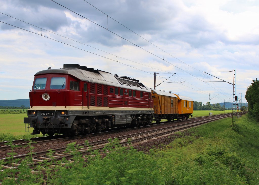 Am 13.Juni 2013 war DGT 232 223 mit zwei Bauwagen bei Elze(Han) auf dem Weg Richtung Norden.