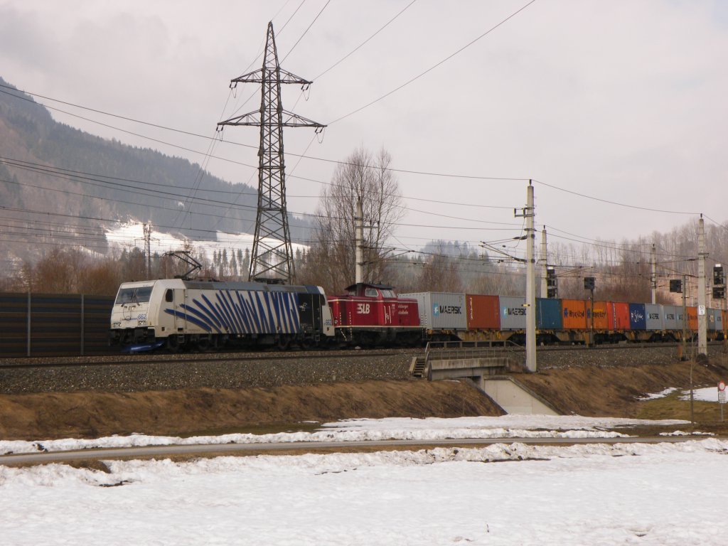 Am 13.Mrz 2012 bespannte die Lokomotion 185-662 mit einer V100 von der SLB einen Containerzug nach Bischofshofen. Hier kurz vor der Einfahrt in Bischofshofen.