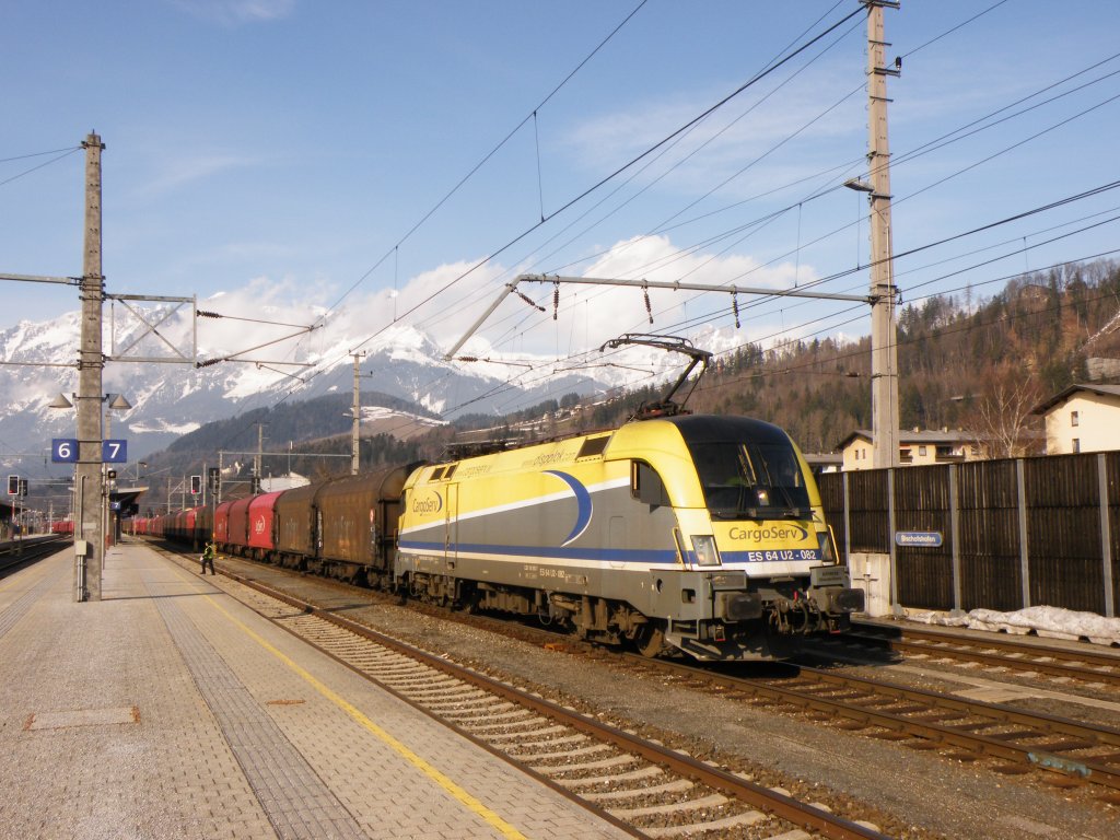 Am 13.Mrz 2012 legte ES64U2-082 von CargoServ mit ihrem Stahlzug in Bischofshofen einen kurzen Halt ein.