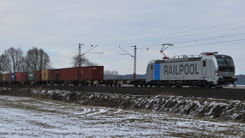 Am 13.Mrz 2013 war eine Railpool Vectron bei Elze (KBS 350) mit Containern auf dem Weg nach Stuttgart-Hafen.