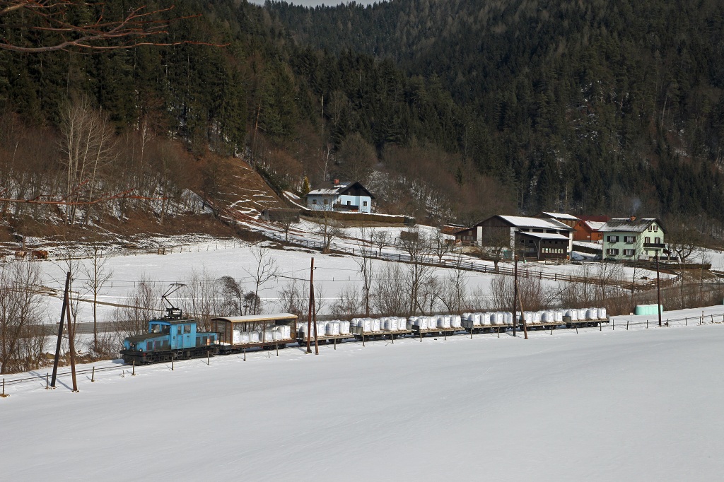 Am 14.02.2012 fhrt die E4 mit dem Gterzug in winterlicher Landschaft durch das Breitenauertal