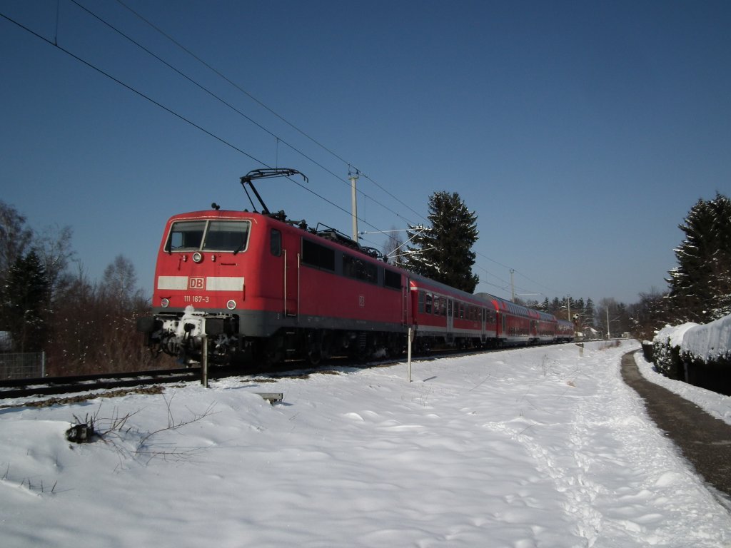 Am 14.02.2013 ist 111 167 mit ihrer RB nach Mnchen HBF kurz vor Weilheim unterwegs.