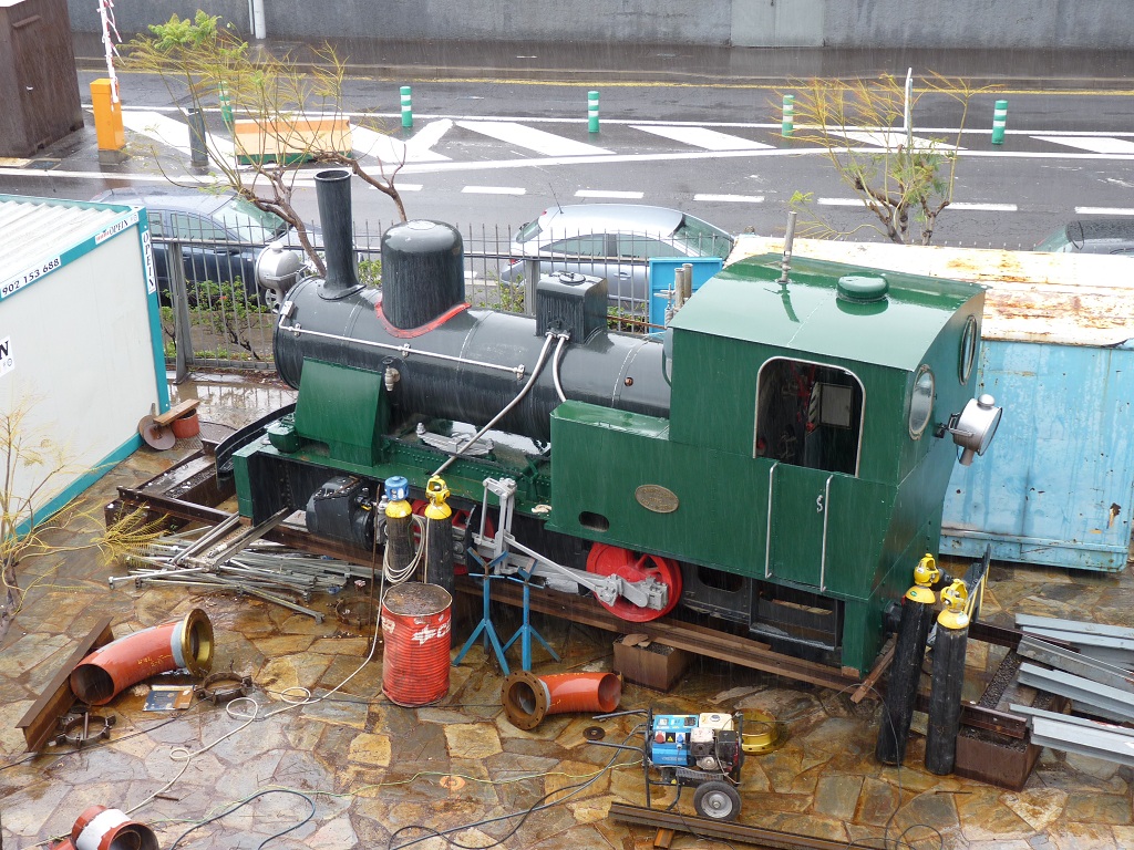 Am 14.03.2011 sah ich auf Teneriffa im Hafen von Santa Cruz de Tenerife
diese alte Lok. Scheinbar wird sie gerade restauriert.
An der Lok stand  HENSCHEL & SOHN G.m.b.H. CASSEL 1924 - Nr. 20319 