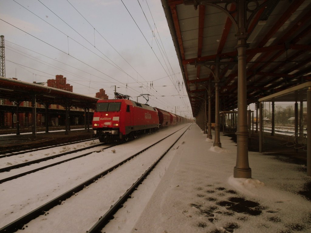 Am 14.03.2013 fuhr 152 087 mit einem Kalizug durch Stendal in Richtung Wittenberge.
