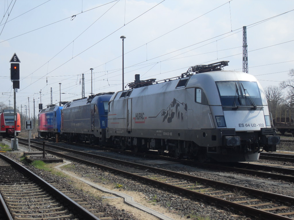 Am 14.04.2012 standen (von vorn ES64 U2-102(182 602);183 500 und 145 030)in Stendal abgestellt und warteten auf neue Aufgaben.