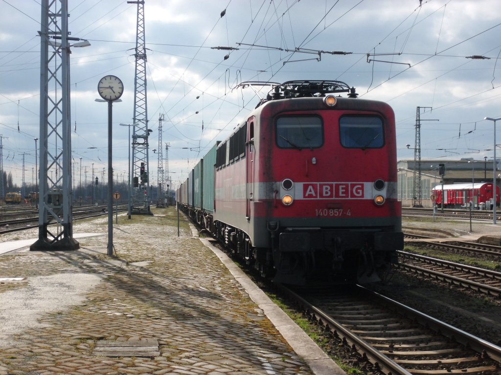 Am 14.04.2013 kam 140 857 aus Richtung Wittenberge mit einem Containerzug durch Stendal und fuhr weiter Richtung Magdeburg.Anhaltinisch-Brandenburgische Eisenbahngesellschaft mbH (ABEG)