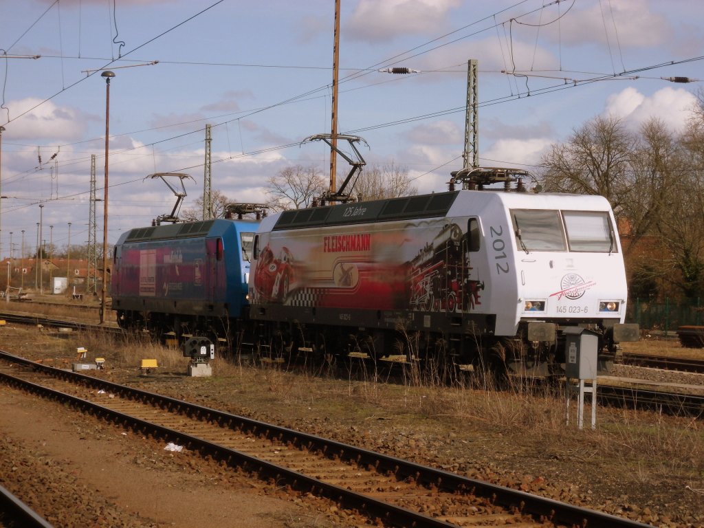 Am 14.04.2013 rangierte 145 023 und 145 030 in Stendal.