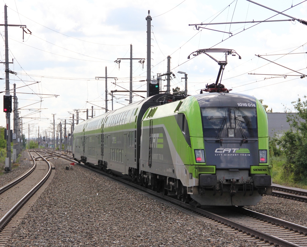 Am 14.05.2013 stand ein Besuch des Zvbf an. Da jedoch hohe Sichtschutz-Wnde auf der dortigen Brcke installiert wurden, fiel eine Fotosession dort aus. brig blieben zwei Fotos der CAT-Zge an der Station Zentralfriedhof. Hier 1016 014 in Richtung Flughafen.