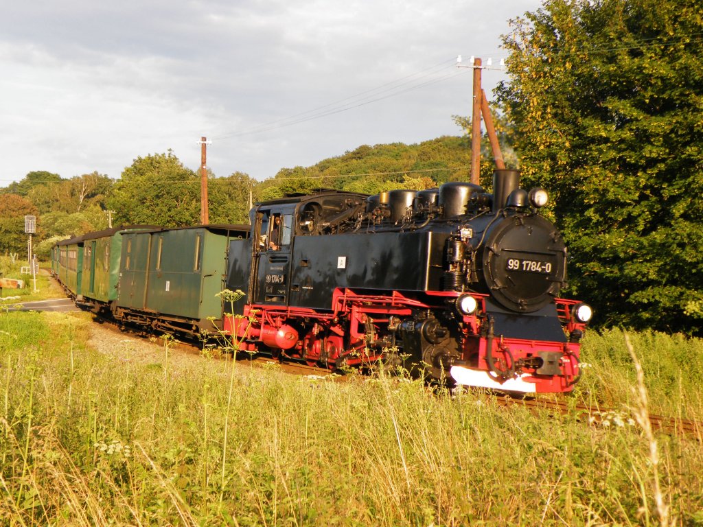 Am 14.07.2011 war 99 1784 bei Serams mit einem Personenzug auf dem Weg nach Putbus.