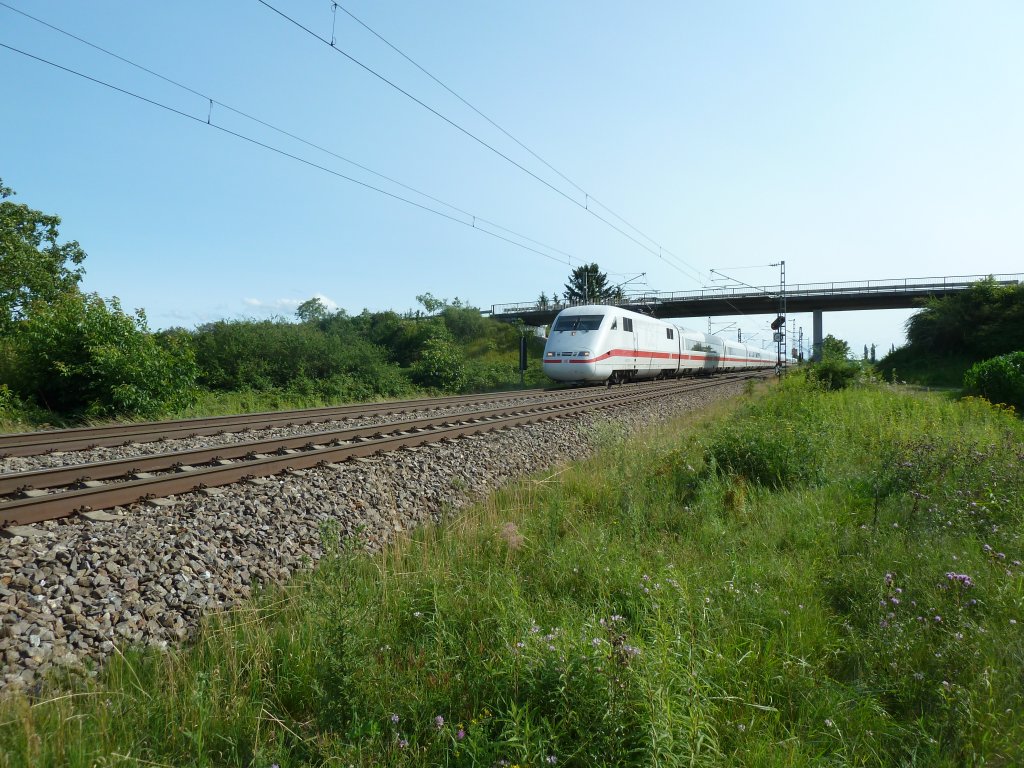 Am 14.07.2012 ging 401 577-2 gen Norden in Richtung Freiburg Hbf. Hier ist der ICE bei Mllheim (Baden).