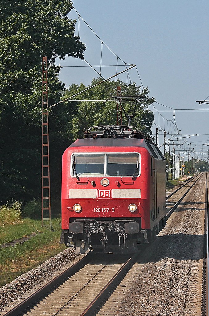 Am 14.07.2013 fuhr 120 157-3 als Tfzf nach Basel Bad Bf. Hier ist die 120er kurz hinter dem Hp. Buggingen, nrdlich von Mllheim (Baden).