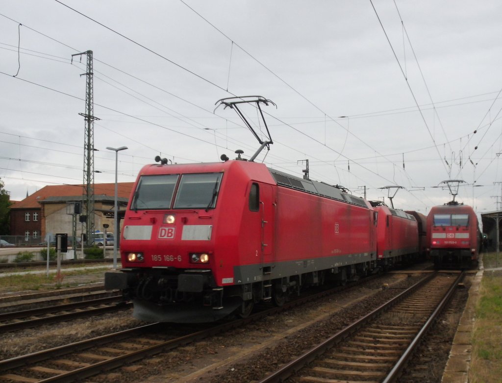 Am 14.07.2013 kam 185 166 und 185 072 mit einem leeren Erzzug durch Stendal und weiter in Richtung Wittenberge.