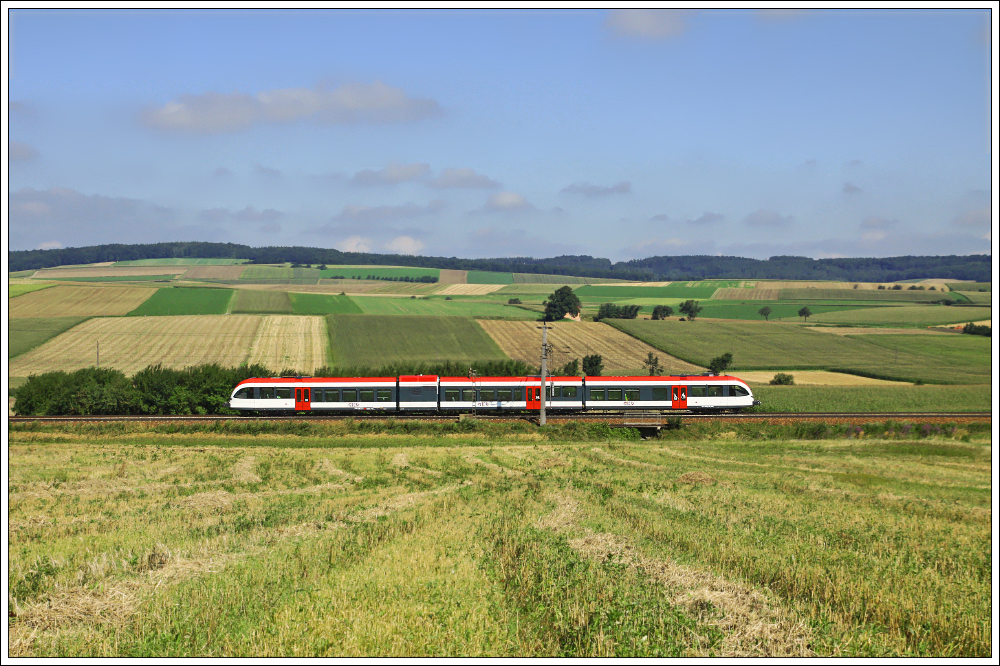 Am 14.08.2010 standen die ersten Probefahrten entlang der Westbahn zwischen Amstetten und St. Peter-Seitenstetten am Programm. Die Probefahrten fanden am abgesperrten Gleis 4 (Strecke 101) statt. Getestet wurde dabei die Zugsicherung sowie das berfahren von 'Rot'-Signalen. Die Zufhrung des Triebwagen stand am Vormittag am Programm. Am Bild zu sehen ist der GKB Stadler-GTW 5063.001, welcher versptet als SLP 95758 die Fotostelle nahe Ollersbach passierte. Dadurch verzgerte sich der Tagesplan enorm und der GKB-Triebwagen traf dann mit rund 4 Stunden Versptung wieder am Wiener Westbahnhof ein.