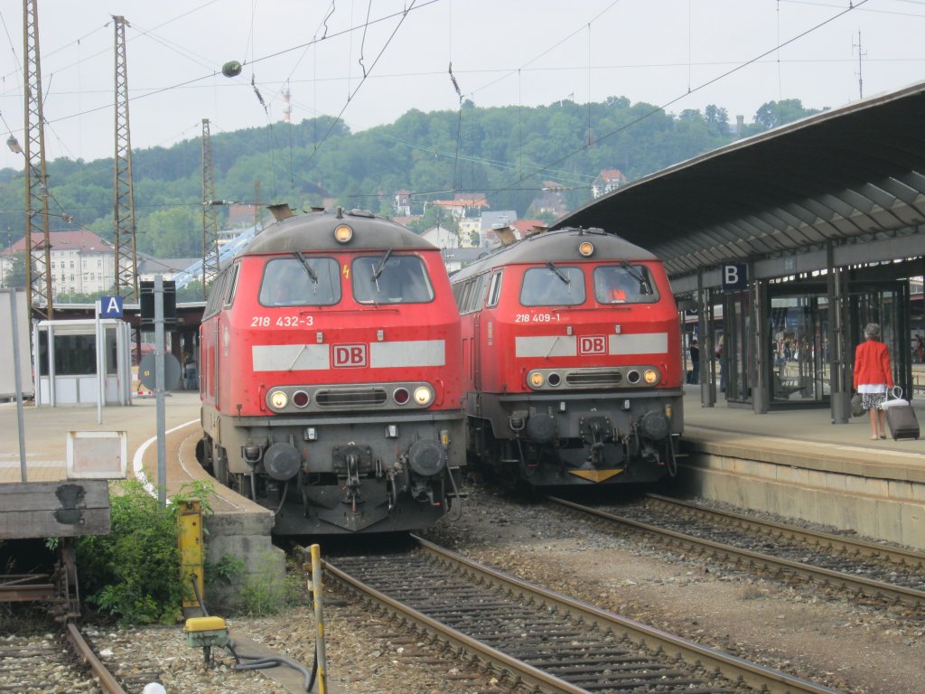 Am 14.08.2010 wartete 218 432-3 mit ihrer Schwesterlok im Ulmer HBF auf die Abfahrt richtung Oberstdorf. Nebendran steht 218 409-1 und wartet ebenfalls auf die Abfahrt richtung Lindau.