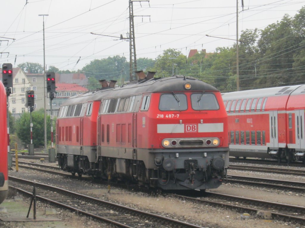 Am 14.08.2010 warteten 218 487-7 und 218 494-3 auf dem Abstellgleis im Ulmer HBF auf ihren Einsatz.