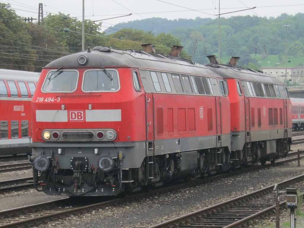 Am 14.08.2010 warteten 218 494-3 und 218 487-7 im Ulmer HBF auf dem Abstellgleis auf ihren Einsatz.