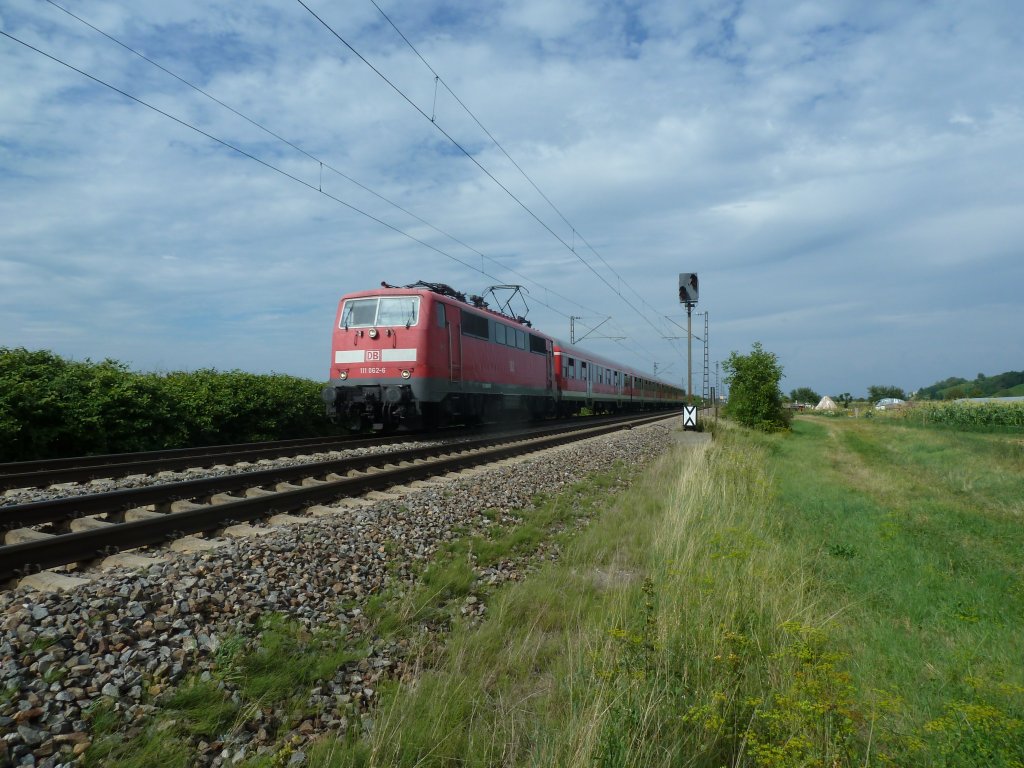 Am 14.08.2012 kam 111 062-6  Neuenburg am Rhein  mit einer RB nach Neuenburg (Baden). Hier ist die 111er kurz vorm nchsten Halt in Mllheim (Baden).