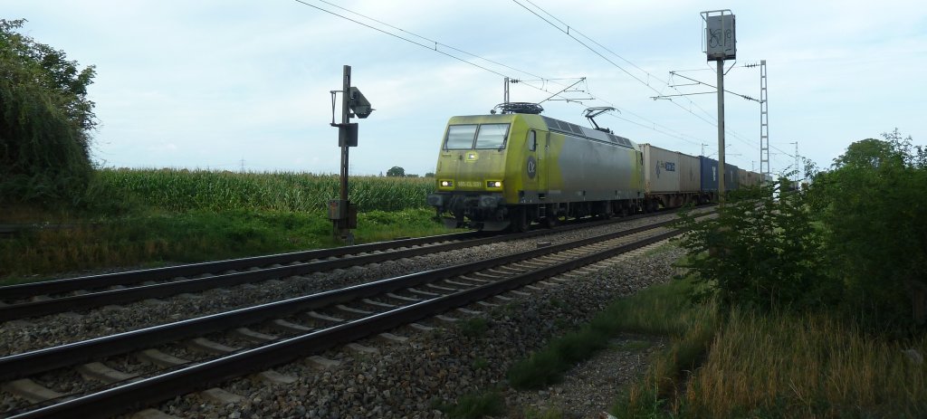 Am 14.08.2012 kam 145-CL 031 (145 103-8) von Crossrail mit einem KLV nach Haltingen. Hier ist der KLV kurz vor Mllheim (Baden).
