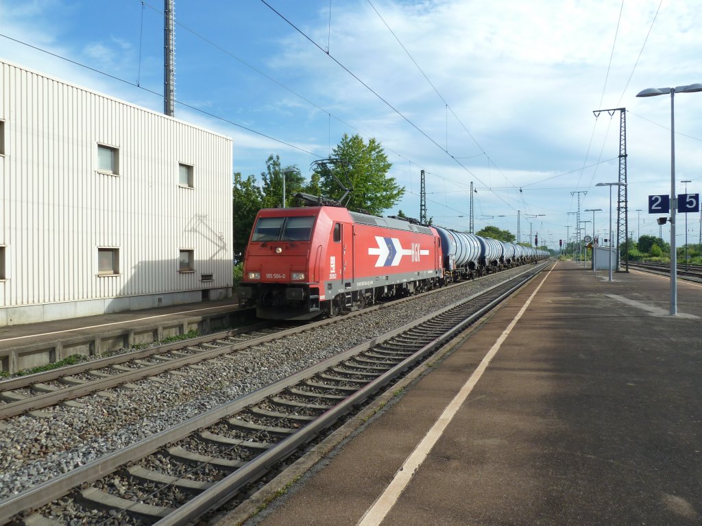 Am 14.08.2012 kam dann noch eine zweite HGK-Lok. Nhmlich die 185 584-0 und auch aus Basel in Richtung Norden mit einem Kesselwagenganzzug. Hier ist die Lok mit ihrem Zug neben dem Stellwerk in Mllheim (Baden).