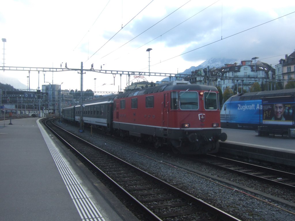 Am 14.10.09 fhrt die Re 4/4  11121 mit dem Interregio nach Locarno in Luzern ein.