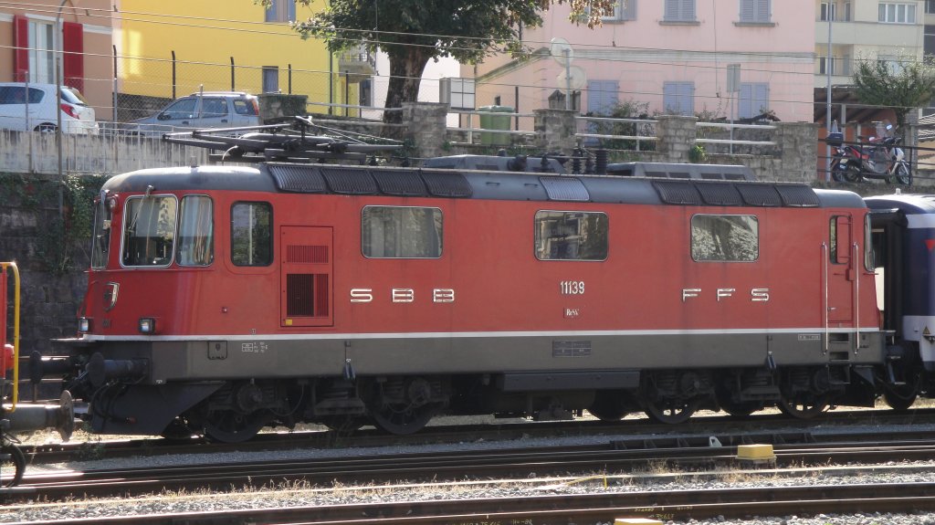 Am 14.10.10 steht die Re 4/4  11139 in Bellinzona abgestellt. Sie war an diesem Tag eine der 2 RBDe 560-er Ersatzloks im Tessin.