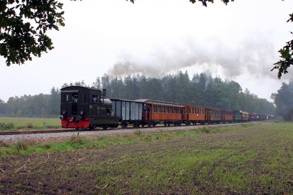 Am 14.10.2006 war auf der Beekbergener Museumsbahn eine Trambahnlok im Einsatz.
Hier ist sie mit ihrem Personenzug bei Loenen in Richtung Beekbergen unterwegs.