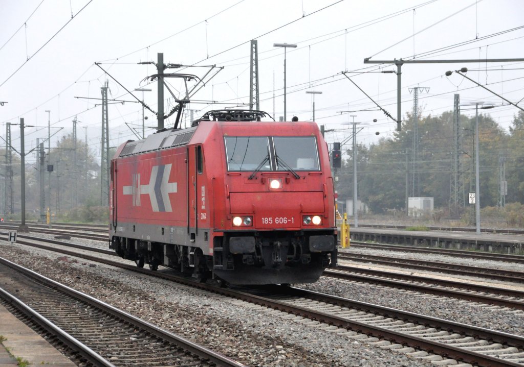 Am 14.10.2010 durchf�hrt die 185 606 der HGK LZ den Bahnhof von Plochingen.