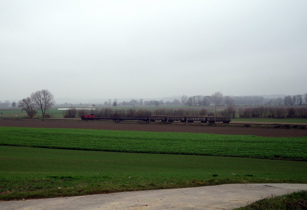 Am 14.11.11 berholt mich zwischen Domdidier und Dompierre die Bm 4/4 18435 mit ihrem Nahgterzug. Eine bestimmte Fotostelle erreichte ich auf dem Mietvelo nicht mehr... Diese Gterbefrderungsaufgabe wird wohl in den nchsten Jahren an eine Eem 923 bergehen, da die ganze Zeit unter Fahrleitung gefahren wird (ausser bei bestimmten Anschlussgleisen).

