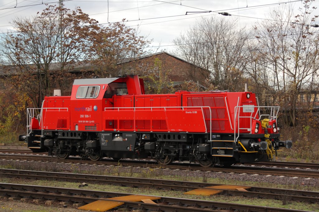 Am 14.11.2010 fhrt eine Gravita (260 506-1 bzw. 261 006-1) durch Magdeburg Hbf in Richtung Magdeburg-Neustadt. 