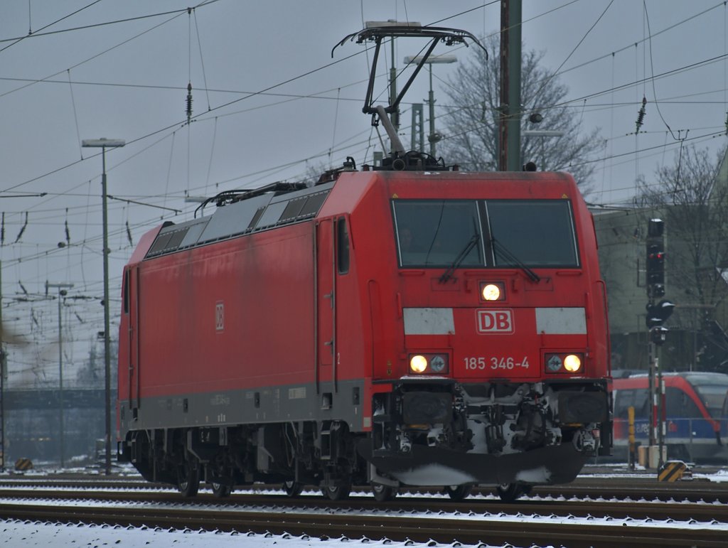 Am 14.12.2010 rollt 185 346-4 langsam in Aachen West auf ihrem Abstellplatz zu.