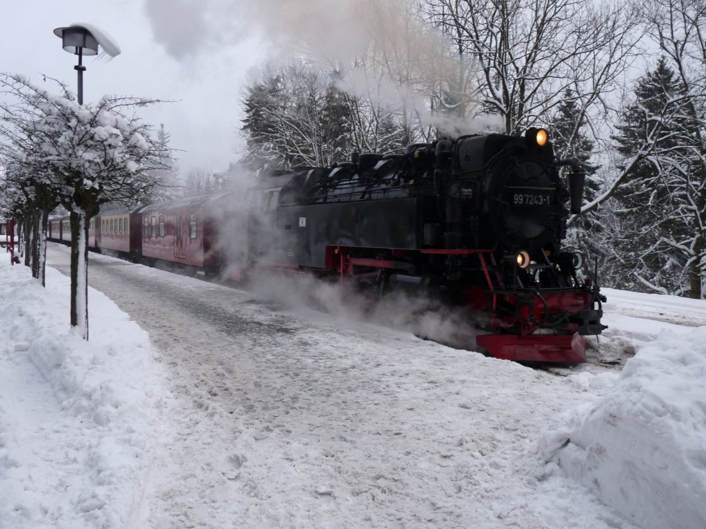 Am 14.12.2012 erreichte Lok 99 7243 mit Zug 8937 den Bahnhof Drei Annen Hohne. An diesem Wochenende hielt das Winterwetter noch an.