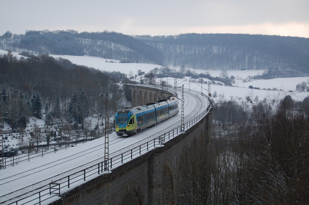 Am 14.2.2010 berquerte dieser Flirt der Westfalenbahn als RB von Paderborn HBF nach Herford den Bekeviadukt in Altenbeken.