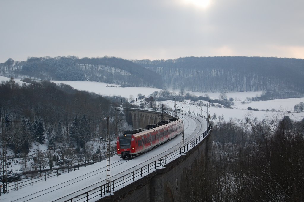 Am 14.2.2010 �berquerte diese  Rutschkiste  als S 5 von Paderborn HBF nach Hannover Flgh. den Bekeviadukt in Altenbeken.