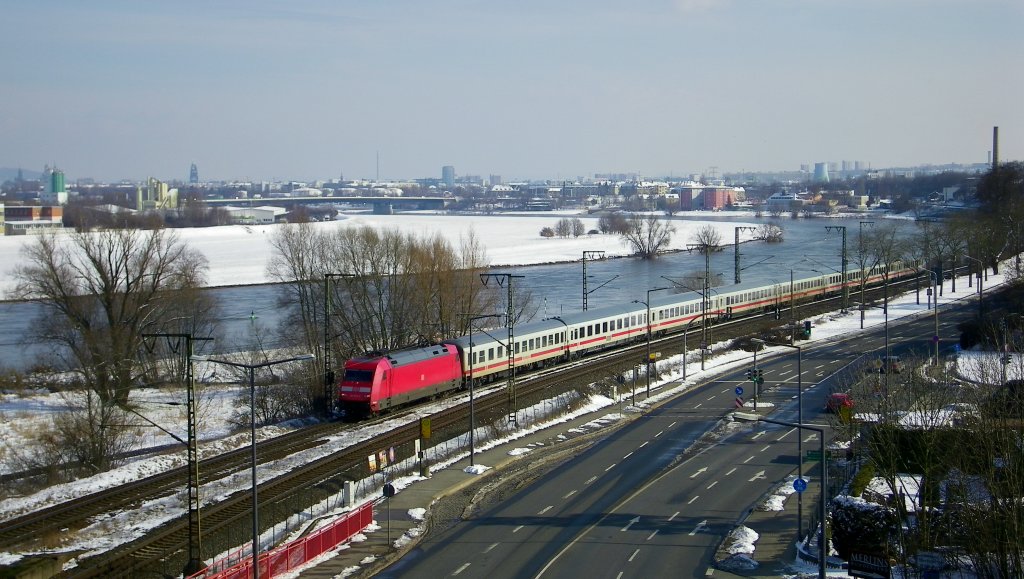 am 14.3.2013 kommt bei bestem Fotowetter hier in Dresden-Kemnitz ein IC vorbei, im Hintergrund schn anzusehen die Silhouette der Dresdner Altstadt. Das Foto wurde gemacht vom Geh- u. Radweg entlang der Autobahnbrcke der A 4. 