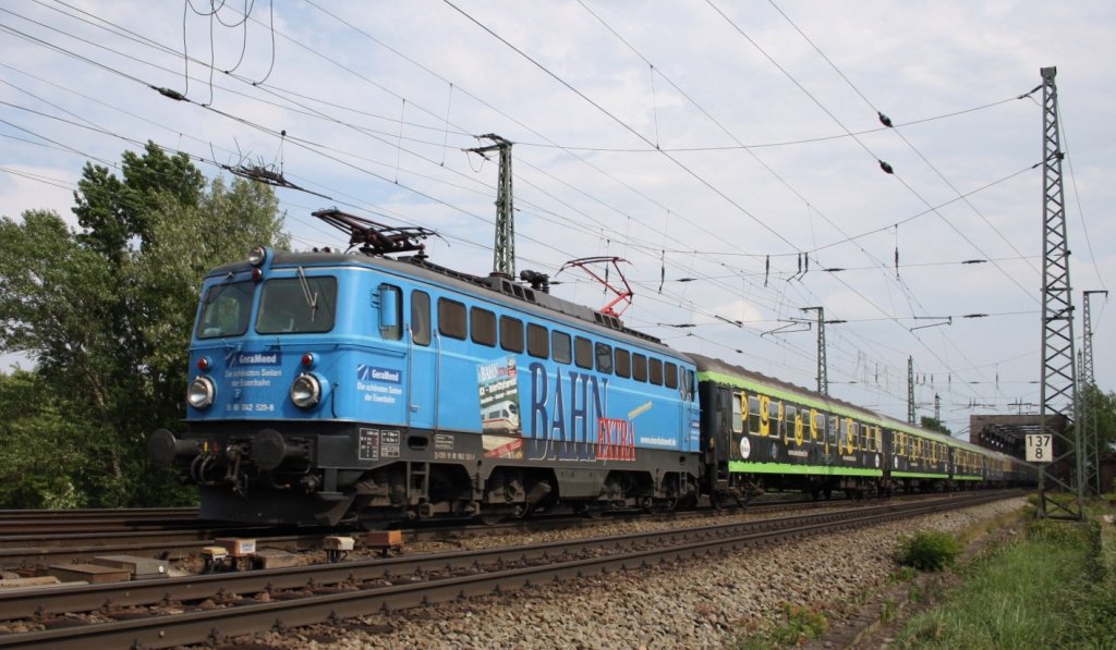 Am 14.5.2011 kam 1042 520-8 als Sonderzug durch Magdeburg Rothensee..
Die Wagen haben keine  Kleiner Feigling -Werbung mehr..