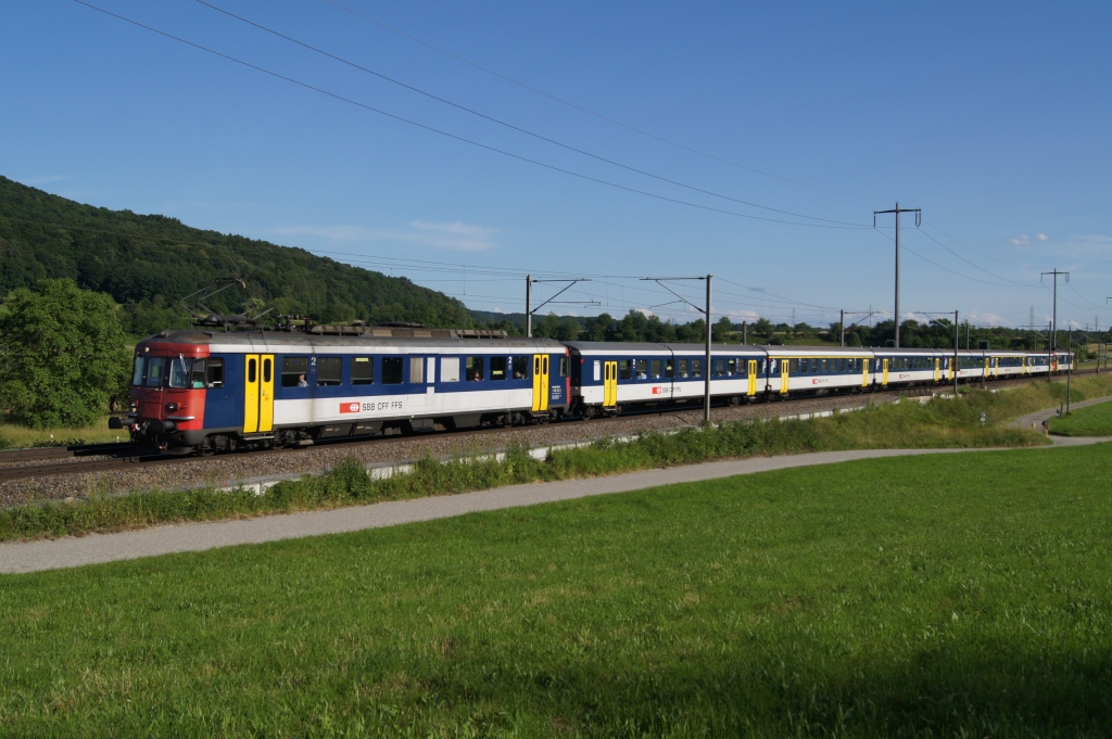 Am 14.6.12 fhrt der RBe 540 035-3 mit der S 18070 von Glattfelden Richtung Eglisau.