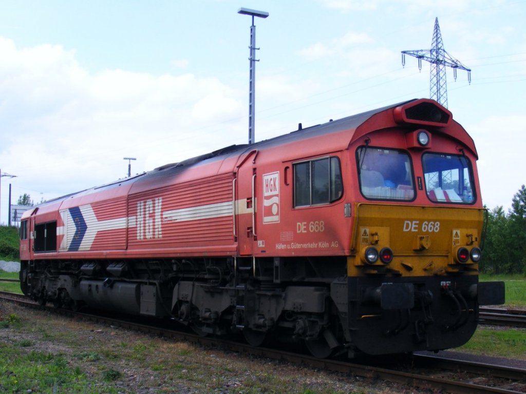 Am 14.6.2010 stand mal eine sch�ne Class66 der HGK in Magdeburg Rothensee abgestellt rum im Rangierbereich der Hafenbahn. Die sieht im Stand schon nach Kraft aus..   Sch�ne Baureihe wie ich finde..