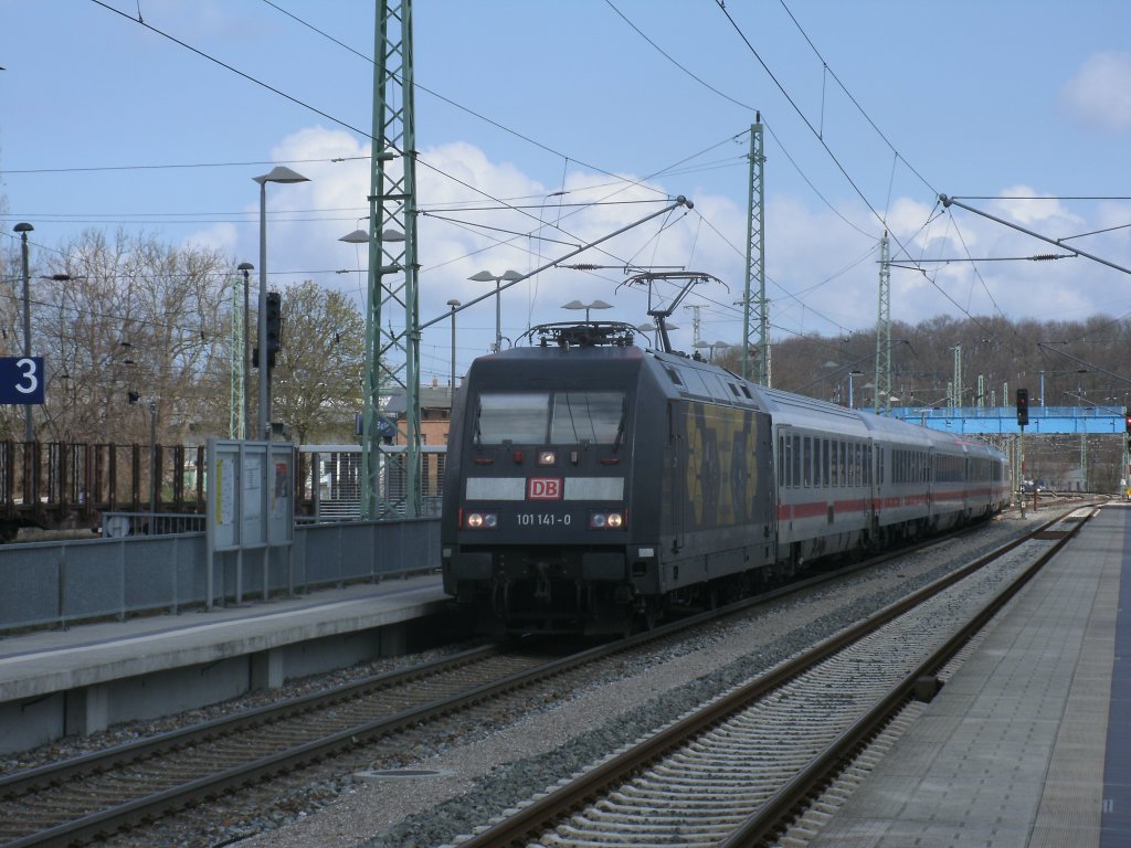 Am 14.April 2012 kam 101 141 wieder einmal nach Bergen/Rgen.Mit dem IC 2377 Binz-Frankfurt war die Lok schon wieder auf die Rcktour Richtung Festland.