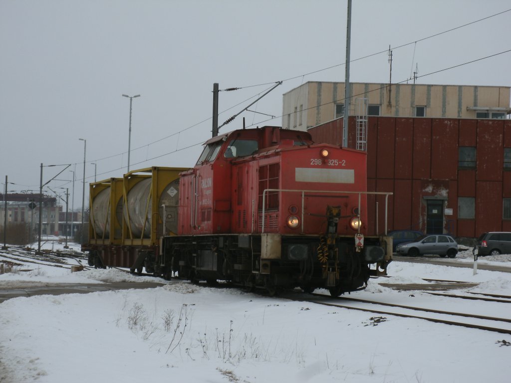 Am 14.Februar 2012 ist 298 325 mit einem Tankcontainerwagen in Mukran unterwegs.