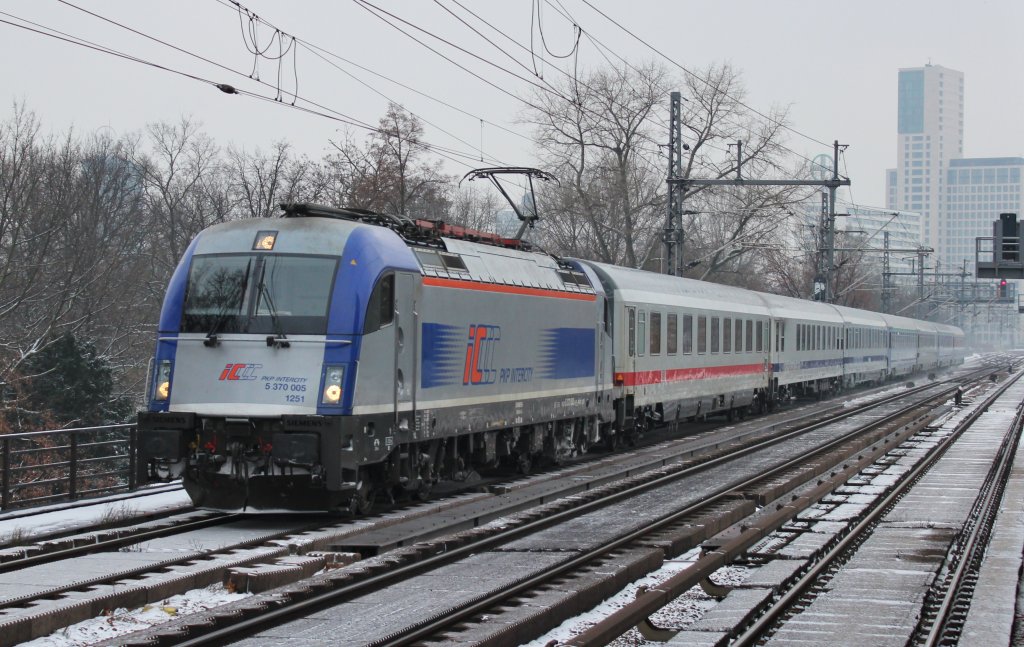 Am 14.Januar 2013 war 370 005 mit ihrem EC-Wagenpark in Berlin-Tiergarten auf dem Weg zum Berliner Hbf.