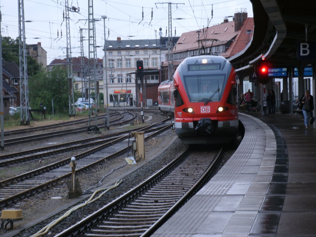 Am 14.Juli 2012 fuhr 429 028 als RE 13017 Rostock-Sassnitz in den Stralsunder Hbf.
