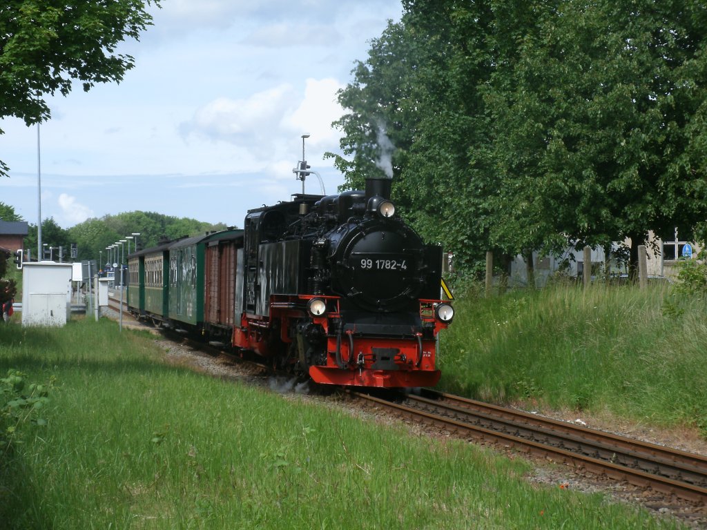Am 14.Juni 2012 ging es fr 99 1782,nach der Ausfahrt aus Putbus,auf die letzten 2,5km bis Lauterbach Mole als Zuglok.