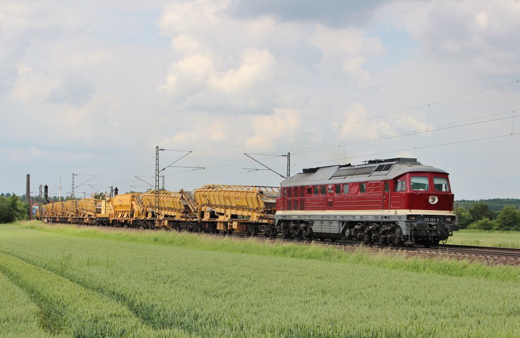 Am 14.Juni 2013 war DGT 232 223 mit einem Bauzug bei Elze(Han) auf dem Weg Richtung Sden.