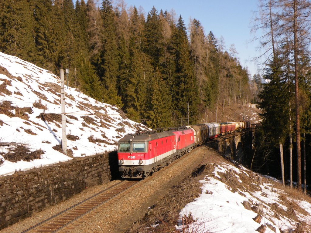 Am 14.Mrz 2012 befrderte 1144-255 mit einer Lok der Baureihe 1016/1116 einen Gterzug ber die Tauernbahn Richtung Villach. Hier in der Nhe von Bad Gastein.