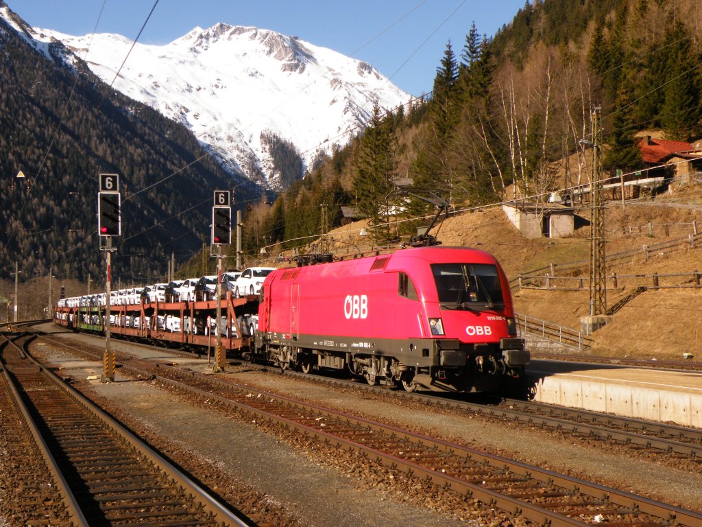 Am 14.Mrz 2012 durchfuhr 1016-002 mit einem Autozug den Bahnhof Mallnitz-Obervellach Richtung Villach.
