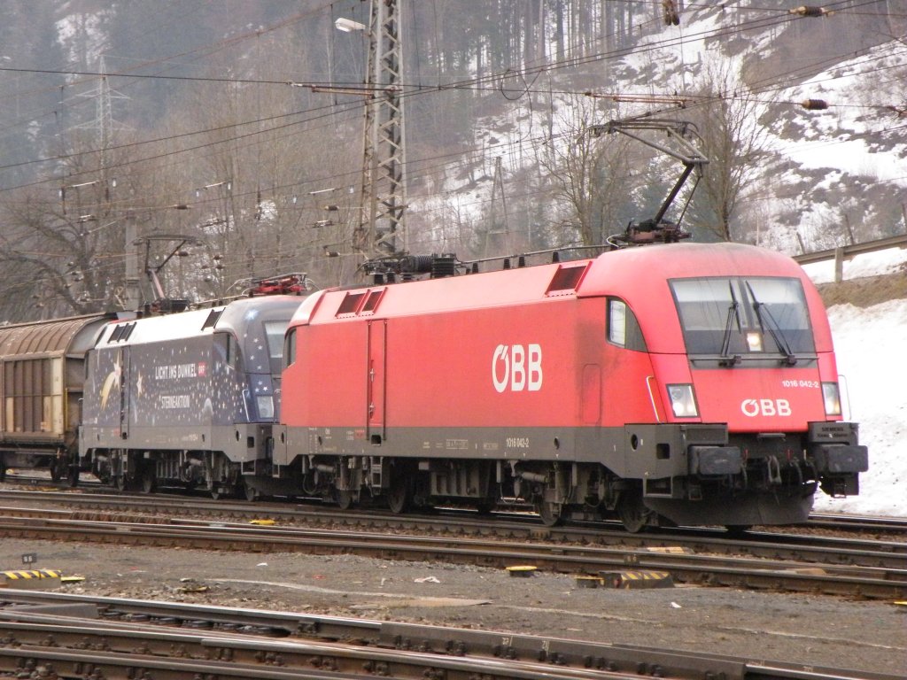 Am 14.Mrz 2012 fuhren 1016-042 mit  Licht ins Dunkel  1116-126 einen Gterzug Richtung Hall in Tirol, hier bei der Ausfahrt in Schwarzach St.Veit.