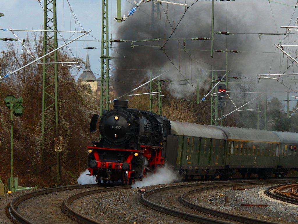 Am 15 12.2012 f�hrt 41 360 der Dampfloktradition Oberhausen mit einem Sonderzug auf der KBS 485  von Oberhausen zum Weihnachtsmarkt nach Aachen, hier kurz vor Aachen West.