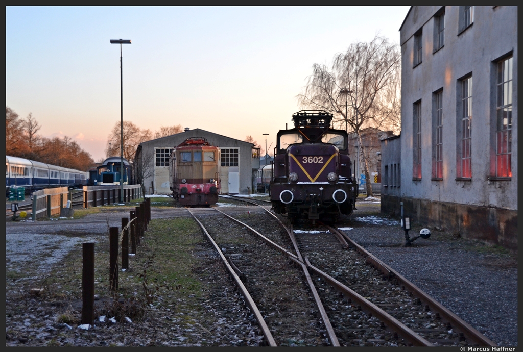 Am 15. Mrz 2013 ging es fr uns wiedermal nach Augsburg in den Bahnpark. Dort fand  Nacht der Giganten  zum zweiten mal statt.
Die ersten Aufnahmen konnte man bei gerade untergehender Sonne noch im Auengelnde machen.
Zu sehen sind hier zwei  Botschafter-Lokomotiven  aus dem Ausland.