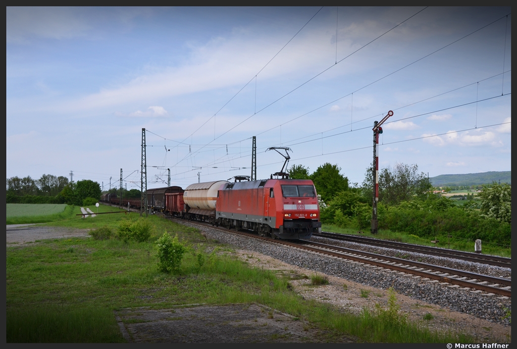 Am 15. Mai 2013 ging es wieder mal an die KBS 820, genauer gesagt, nach Eggolsheim.
Auf dem Bild zu sehn ist 152 022-0. Da leider immer wieder Wolken durchzogen und viele Schattenbilder entstanden, habe ich hier mal bissl mit meinem Bildbearbeitungsprogramm gespielt...
Wie gefllt Euch denn diese Art der Bildbearbeitung von mir?